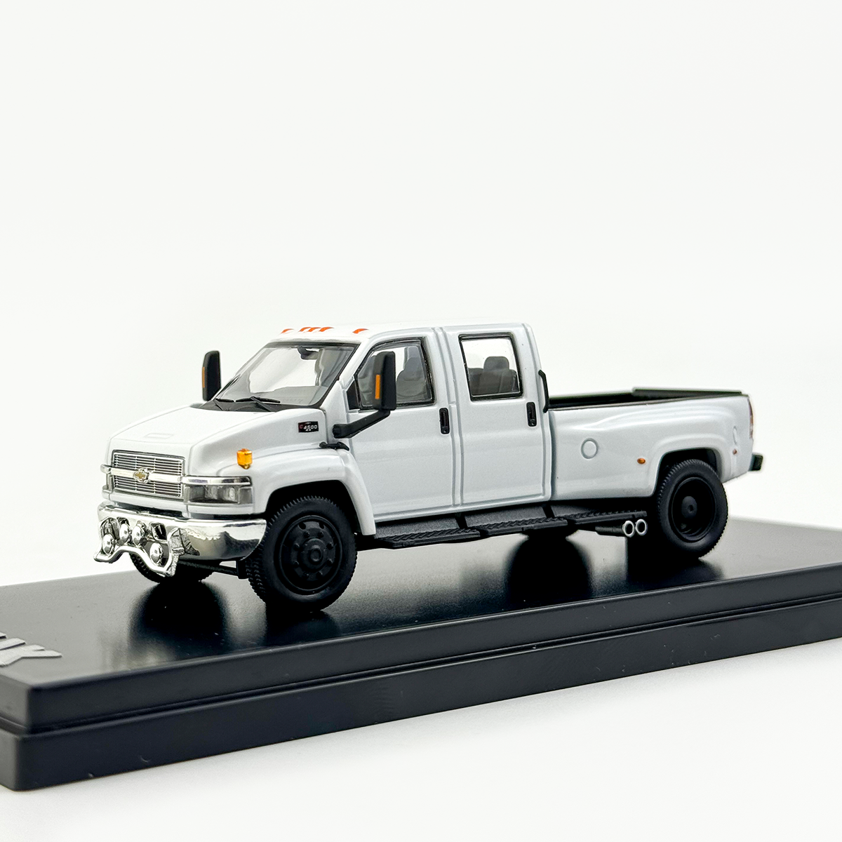 定率割引 西日本 Kodiak Chevrolet GOCCKW GOC 1/64 White Shuttle Network – LHD ミニカー