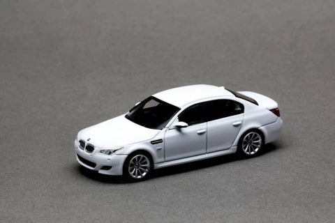 (Pre-Order) 1/64 King Model KMBE60W BMW M5 E60 Sedan Metallic White LHD
