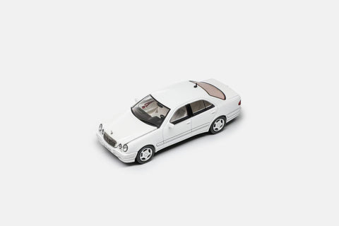 (Pre-Order) 1/64 Maxwell MMBE320W Mercedes-Benz E320 W210 White